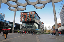 846018 Gezicht op het retail- en horecagebouw Het Paviljoen aan de Smakkelaarshoek te Utrecht, vanaf het Stationsplein.